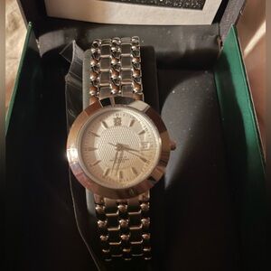 Gucci NEW NEVER WORN Women’s Stainless Steel Silver quartz Watch